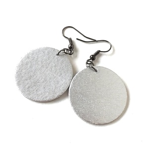 Ezüst színű metál hatású textilfülbevaló, Ékszer, Fülbevaló, Lógó fülbevaló, Ékszerkészítés, MESKA