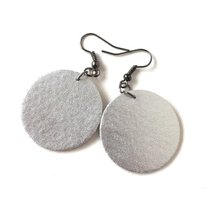Ezüst színű metál hatású textilfülbevaló - ékszer - fülbevaló - lógó fülbevaló - Meska.hu