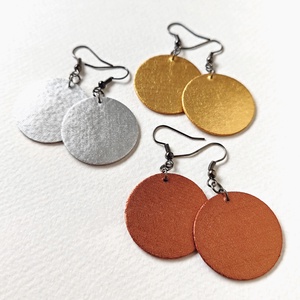 Ezüst színű metál hatású textilfülbevaló - ékszer - fülbevaló - lógó fülbevaló - Meska.hu