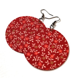Meleg piros alapon apró virágmintás textilfülbevaló - ékszer - fülbevaló - lógó fülbevaló - Meska.hu