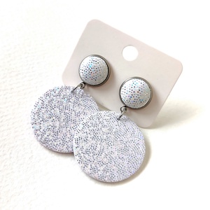 Fehér csillogós kisméretű textilfülbevaló hasonló bedugós résszel, Ékszer, Fülbevaló, Lógó fülbevaló, Ékszerkészítés, MESKA