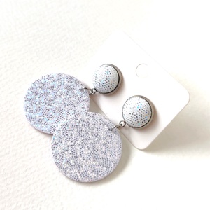 Fehér csillogós kisméretű textilfülbevaló hasonló bedugós résszel - ékszer - fülbevaló - lógó fülbevaló - Meska.hu