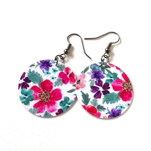 Fehér alapon pink virágmintás textilfülbevaló - ékszer - fülbevaló - lógó fülbevaló - Meska.hu