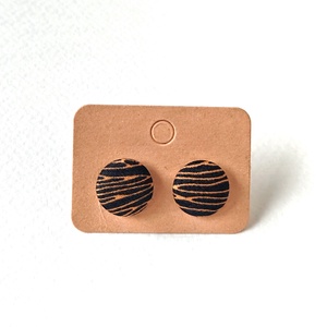 Fekete és narancssárgás csíkos bedugós textilfülbevaló - ékszer - fülbevaló - pötty fülbevaló - Meska.hu