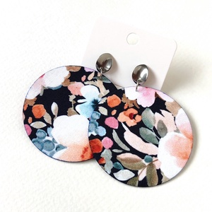 Sötétkék alapon színes virágmintás nagyméretű textilfülbevaló nemesacél bedugós résszel - ékszer - fülbevaló - lógó fülbevaló - Meska.hu
