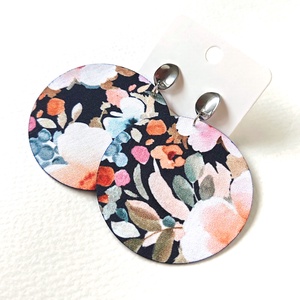 Sötétkék alapon színes virágmintás nagyméretű textilfülbevaló nemesacél bedugós résszel, Ékszer, Fülbevaló, Lógó fülbevaló, Ékszerkészítés, MESKA