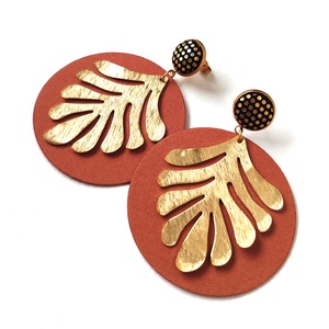 Meleg világosbarna nagyméretű textilfülbevaló aranyozott nemesacél alkatrészekkel, Ékszer, Fülbevaló, Lógó fülbevaló, Ékszerkészítés, MESKA