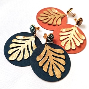 Meleg világosbarna nagyméretű textilfülbevaló aranyozott nemesacél alkatrészekkel - ékszer - fülbevaló - lógó fülbevaló - Meska.hu