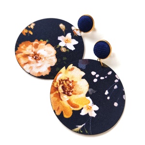 Sötétkék nagy virágos nagyméretű textilfülbevaló aranyozott nemesacél alkatrészekkel, Ékszer, Fülbevaló, Lógó fülbevaló, Ékszerkészítés, MESKA