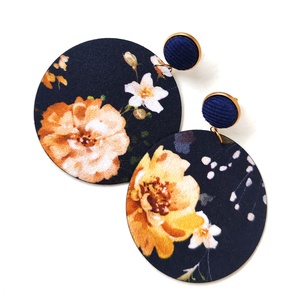 Sötétkék nagy virágos nagyméretű textilfülbevaló aranyozott nemesacél alkatrészekkel - ékszer - fülbevaló - lógó fülbevaló - Meska.hu