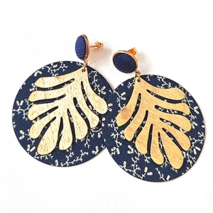 Sötétkék nagyméretű textilfülbevaló aranyozott nemesacél alkatrészekkel - ékszer - fülbevaló - lógó fülbevaló - Meska.hu