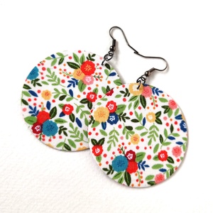 Fehér alapon színes virágmintás textilfülbevaló - ékszer - fülbevaló - lógó fülbevaló - Meska.hu