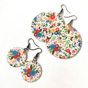 Fehér alapon színes virágmintás textilfülbevaló, Ékszer, Fülbevaló, Lógó fülbevaló, Ékszerkészítés, MESKA