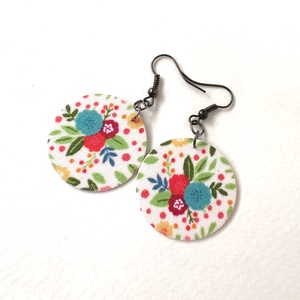 Fehér alapon színes virágmintás textilfülbevaló - ékszer - fülbevaló - lógó fülbevaló - Meska.hu