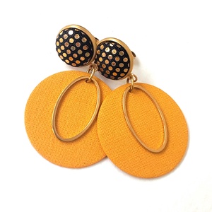 Arany csillogós és okkersárga kisméretű textilfülbevaló ovális nemesacél dísszel - ékszer - fülbevaló - lógó fülbevaló - Meska.hu