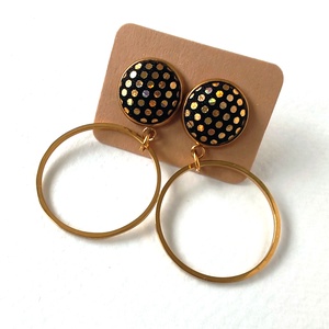 Arany csillogós és kisméretű aranyozott textilfülbevaló nemesacél karikával, Ékszer, Fülbevaló, Lógó fülbevaló, Ékszerkészítés, MESKA