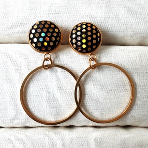 Arany csillogós és kisméretű aranyozott textilfülbevaló nemesacél karikával - ékszer - fülbevaló - lógó fülbevaló - Meska.hu