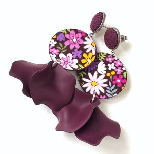 Színes virágmintás textilfülbevaló lila szirmokkal - ékszer - fülbevaló - lógó fülbevaló - Meska.hu