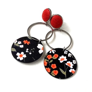  Fekete alapon narancssárga virágos textilfülbevaló nemesacél alkatrészekkel - ékszer - fülbevaló - lógó fülbevaló - Meska.hu