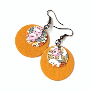 Fekete és virágmintás kisméretű textilfülbevaló, Ékszer, Fülbevaló, Lógó fülbevaló, Ékszerkészítés, MESKA