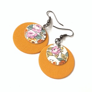 Fekete és virágmintás kisméretű textilfülbevaló - ékszer - fülbevaló - lógó fülbevaló - Meska.hu