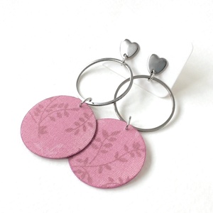 Halvány rózsaszín mintás textilfülbevaló nemesacél alkatrészekkel - ékszer - fülbevaló - lógó fülbevaló - Meska.hu