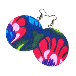 Élénk kék alapon nagy virágos színes textilfülbevaló - Meska.hu