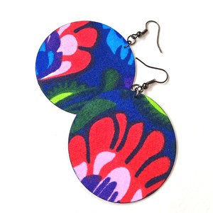 Élénk kék alapon nagy virágos színes textilfülbevaló - ékszer - fülbevaló - lógó fülbevaló - Meska.hu