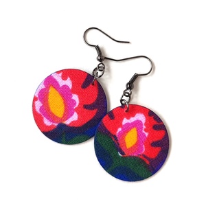 Sötétkék alapon élénk virágmintás textilfülbevaló, Ékszer, Fülbevaló, Lógó fülbevaló, Ékszerkészítés, MESKA