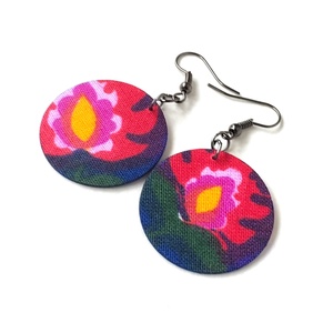 Sötétkék alapon élénk virágmintás textilfülbevaló - ékszer - fülbevaló - lógó fülbevaló - Meska.hu