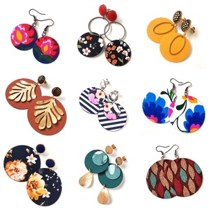 Sötétkék alapon élénk virágmintás textilfülbevaló - ékszer - fülbevaló - lógó fülbevaló - Meska.hu