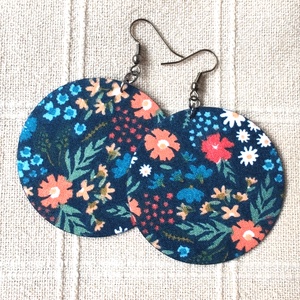 Kék alapon virágmintás textilfülbevaló, Ékszer, Fülbevaló, Lógó fülbevaló, Ékszerkészítés, MESKA