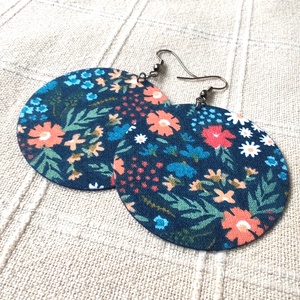 Kék alapon virágmintás textilfülbevaló - ékszer - fülbevaló - lógó fülbevaló - Meska.hu