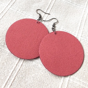 Pasztell rózsaszín apró pöttyös textilfülbevaló - ékszer - fülbevaló - lógó fülbevaló - Meska.hu