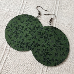 Sötétzöld alapon apró növényi mintás textilfülbevaló, Ékszer, Fülbevaló, Lógó fülbevaló, Ékszerkészítés, MESKA