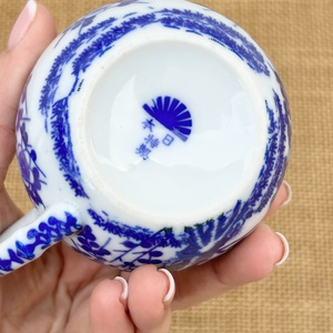 Szójaviasz gyertya 1 kanóccal bazsarózsával, kék japán cseresznyevirág mintás tejkiöntőbe öntve - otthon & életmód - gyertya, illat, aroma - gyertya - Meska.hu