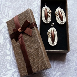 Egyedi sujtás ékszergarnitúra, díszdobozban - ékszer - ékszerszett - Meska.hu