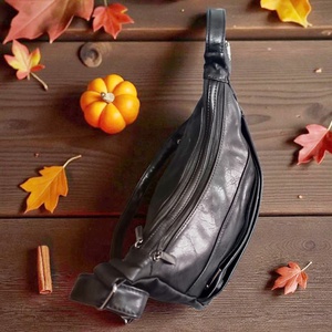 Sok zsebes, műbőr válltáska, kézzel festett, egyedi mintával - táska & tok - kézitáska & válltáska - vállon átvethető táska - Meska.hu