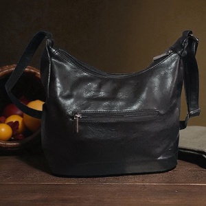 Sok zsebes, műbőr válltáska, kézzel festett, egyedi mintával - táska & tok - kézitáska & válltáska - vállon átvethető táska - Meska.hu