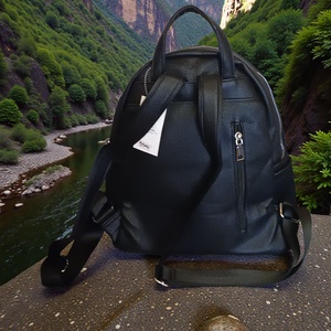 Fekete műbőr hátitáska. Az elején kézzel festett, egyedi mintával - táska & tok - hátizsák - hátizsák - Meska.hu