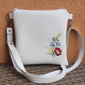 Hímzett kistáska - Meska.hu