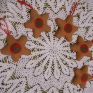 Filc csillag karácsonyfadísz, keresztszemes betéttel - karácsony - karácsonyi lakásdekoráció - karácsonyfadíszek - Meska.hu