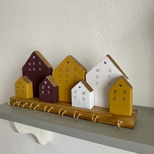 Fali kulcstartó okker, fehér, bordó házikókkal - otthon & életmód - dekoráció - fali és függő dekoráció - fali kulcstartó - Meska.hu