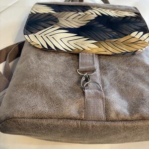 Drapp hátitáska egyedi mintával - táska & tok - hátizsák - hátizsák - Meska.hu