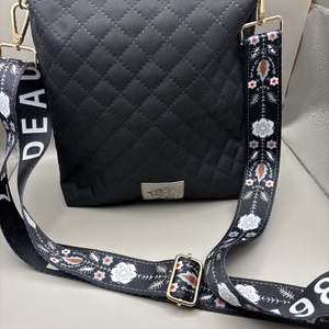 Fekete oldaltáska virágos pánttal - táska & tok - kézitáska & válltáska - kézitáska - Meska.hu