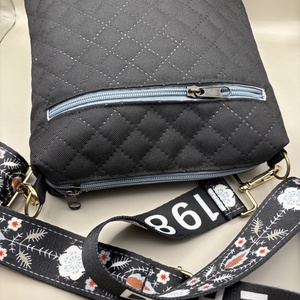 Fekete oldaltáska virágos pánttal - táska & tok - kézitáska & válltáska - kézitáska - Meska.hu