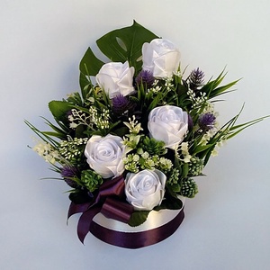 5 szál fehér rózsa lila díszítéssel, Otthon & Lakás, Dekoráció, Asztal és polc dekoráció, Asztaldísz, Virágkötés, MESKA