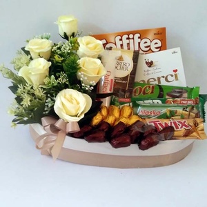 Ajándék csomag virág díszítéssel - élelmiszer - édesség - Meska.hu