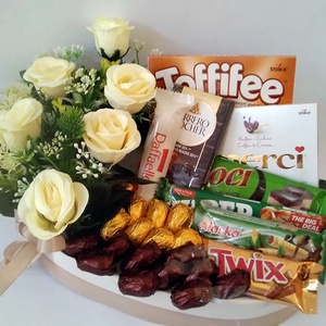 Ajándék csomag virág díszítéssel - élelmiszer - édesség - Meska.hu