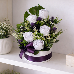 5 szál fehér rózsa lila díszítéssel - otthon & életmód - virágdekoráció - virágok - virágbox - Meska.hu